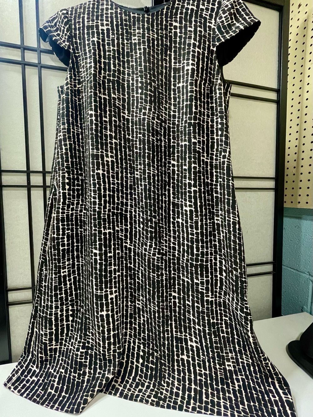 Max Mara Studio Black & White Geometric
Textured Shift Dress - Size M (IT 42) - Picture 3 of 7